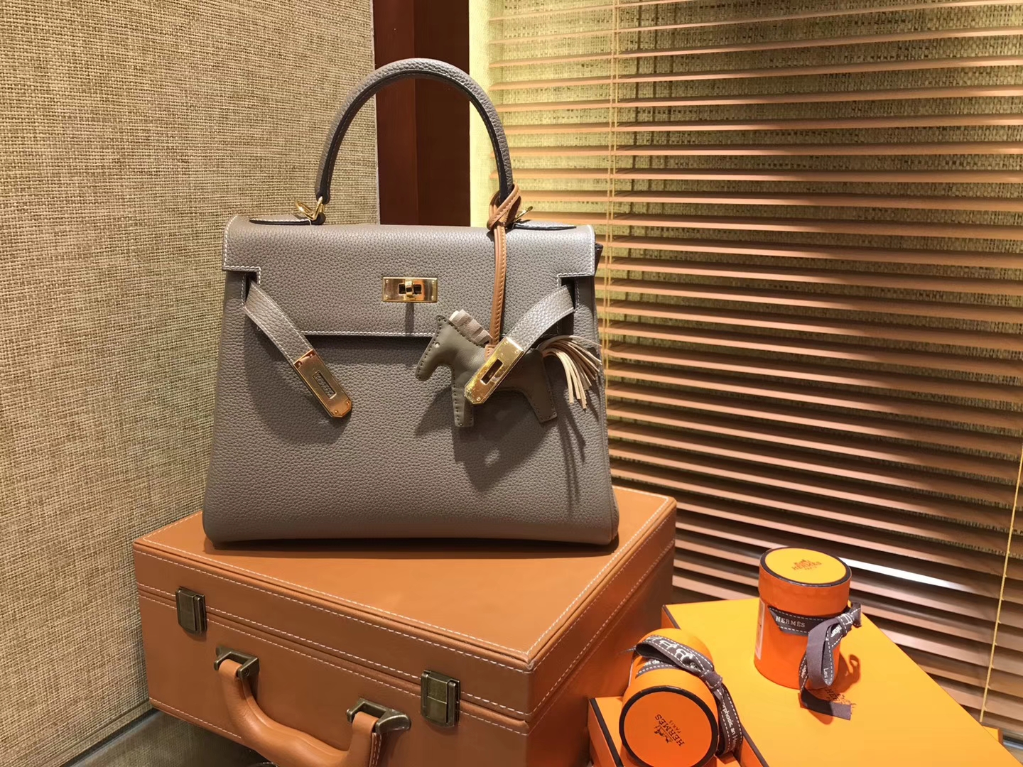 Hermès（爱马仕）Kelly凯莉包 togo小牛皮 大象灰 进口原料 原版蜜蜡线 金扣 28cm
