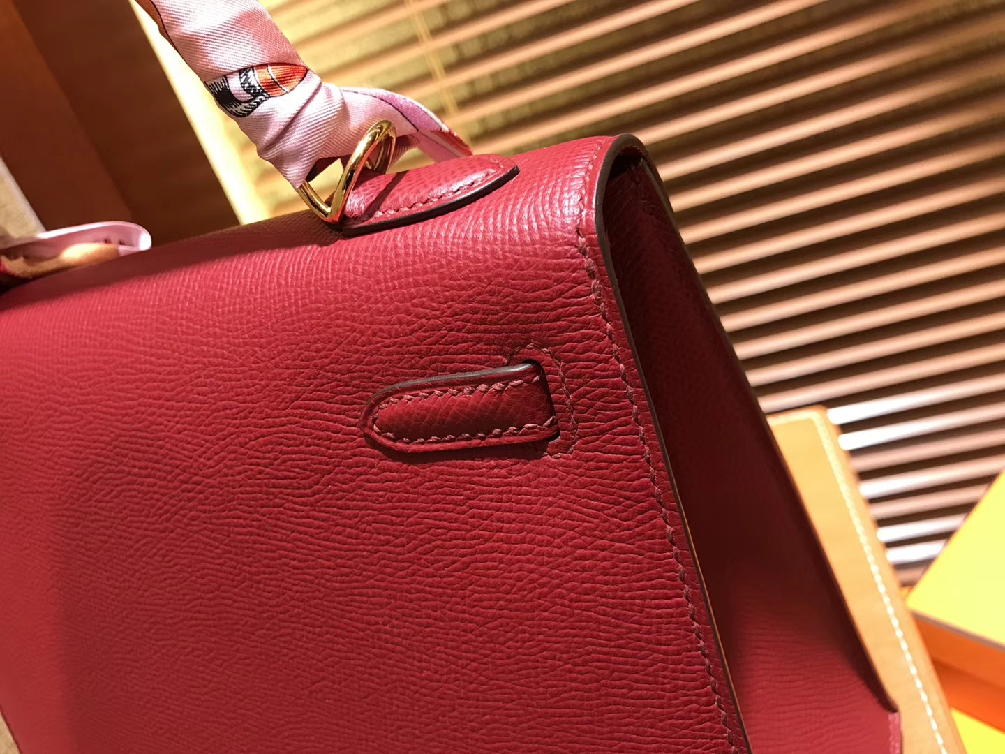 Hermès（爱马仕）Kelly凯莉包 掌纹小牛皮 石榴红 进口原料 原版蜜蜡线 顶级工艺 金扣 25cm