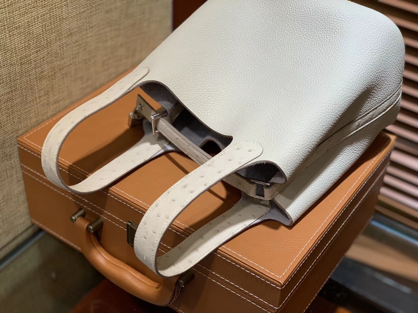 Hermès（爱马仕）Piction菜篮包 奶昔白 鸵鸟皮拼小牛皮 顶级手工缝制 银扣 18cm