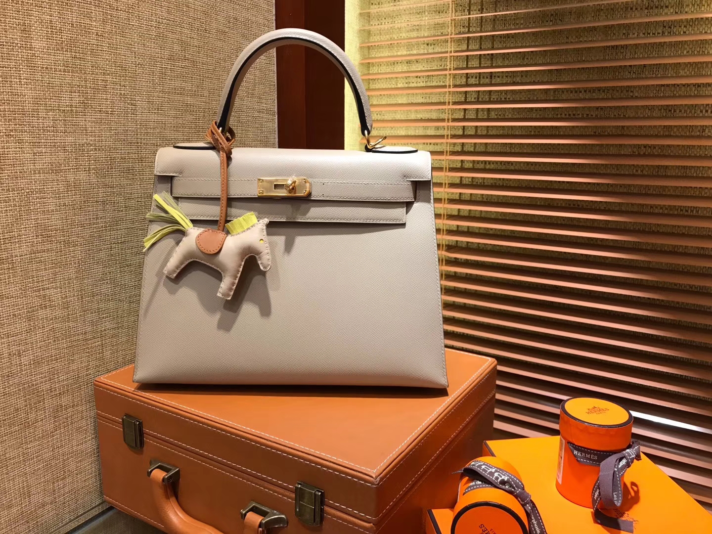 Hermès（爱马仕）Kelly凯莉包 掌纹小牛皮 斑鸠灰 进口原料 原版蜜蜡线 顶级工艺 金扣 28cm