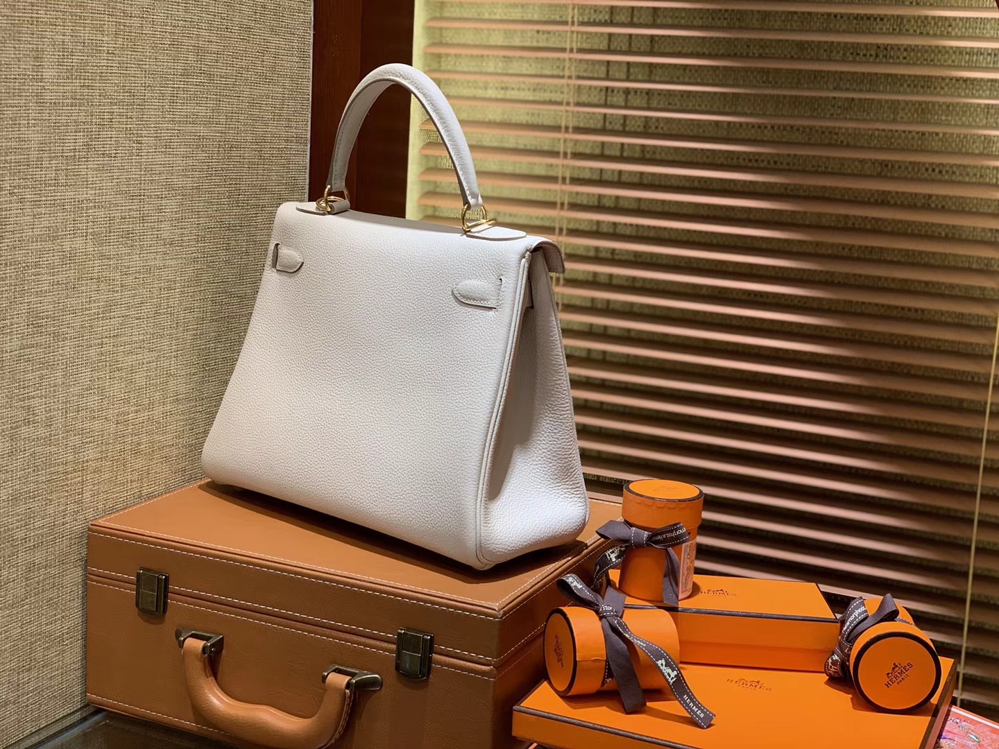Hermès（爱马仕）Kelly凯莉包 togo小牛皮 奶昔白 进口原料 原版蜜蜡线 金扣 28cm