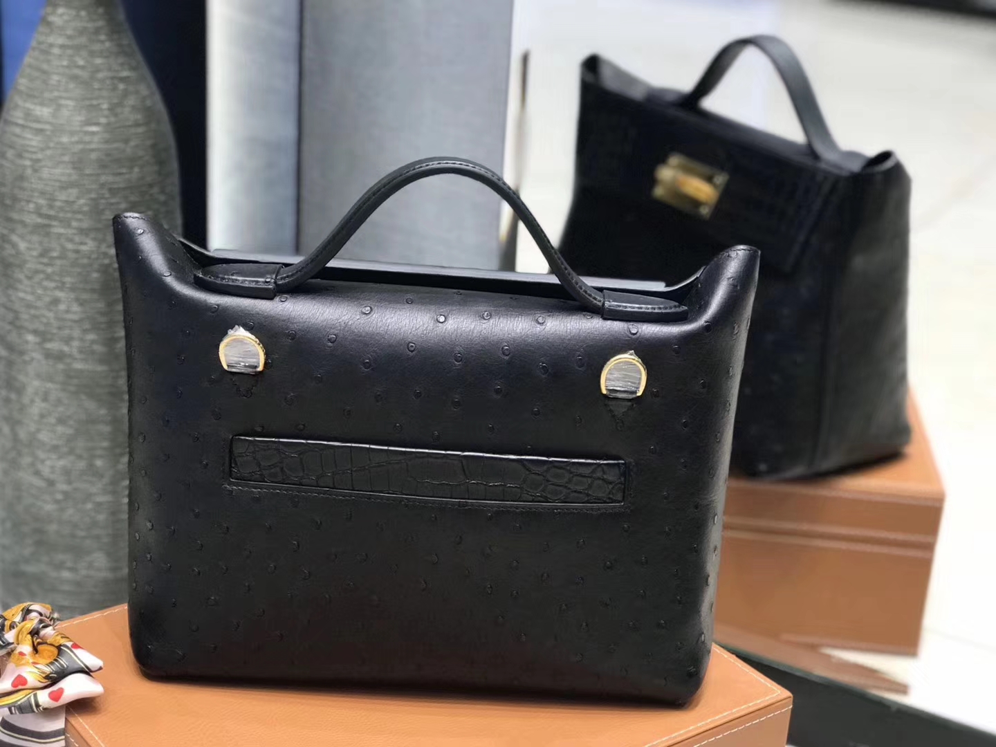 Hermès（爱马仕）2424 凯莉铂金包 经典黑 鸵鸟纹拼鳄鱼皮 金扣 现货