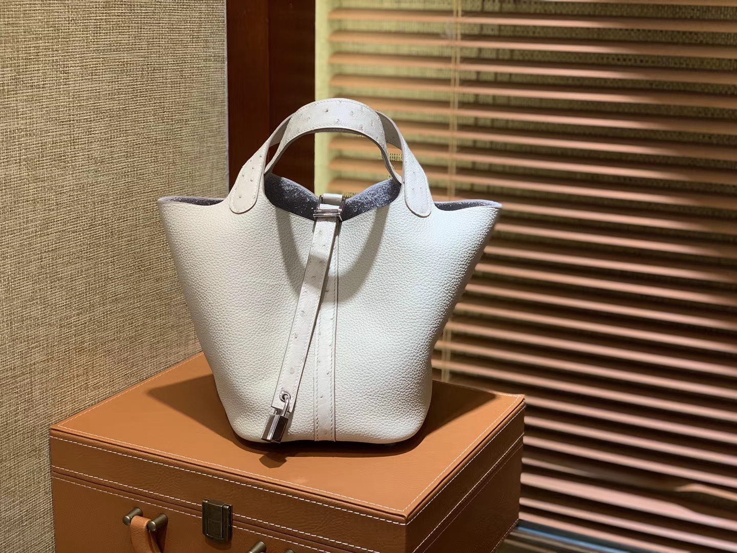 Hermès（爱马仕）Piction菜篮包 奶昔白 鸵鸟皮拼小牛皮 顶级手工缝制 银扣 18cm