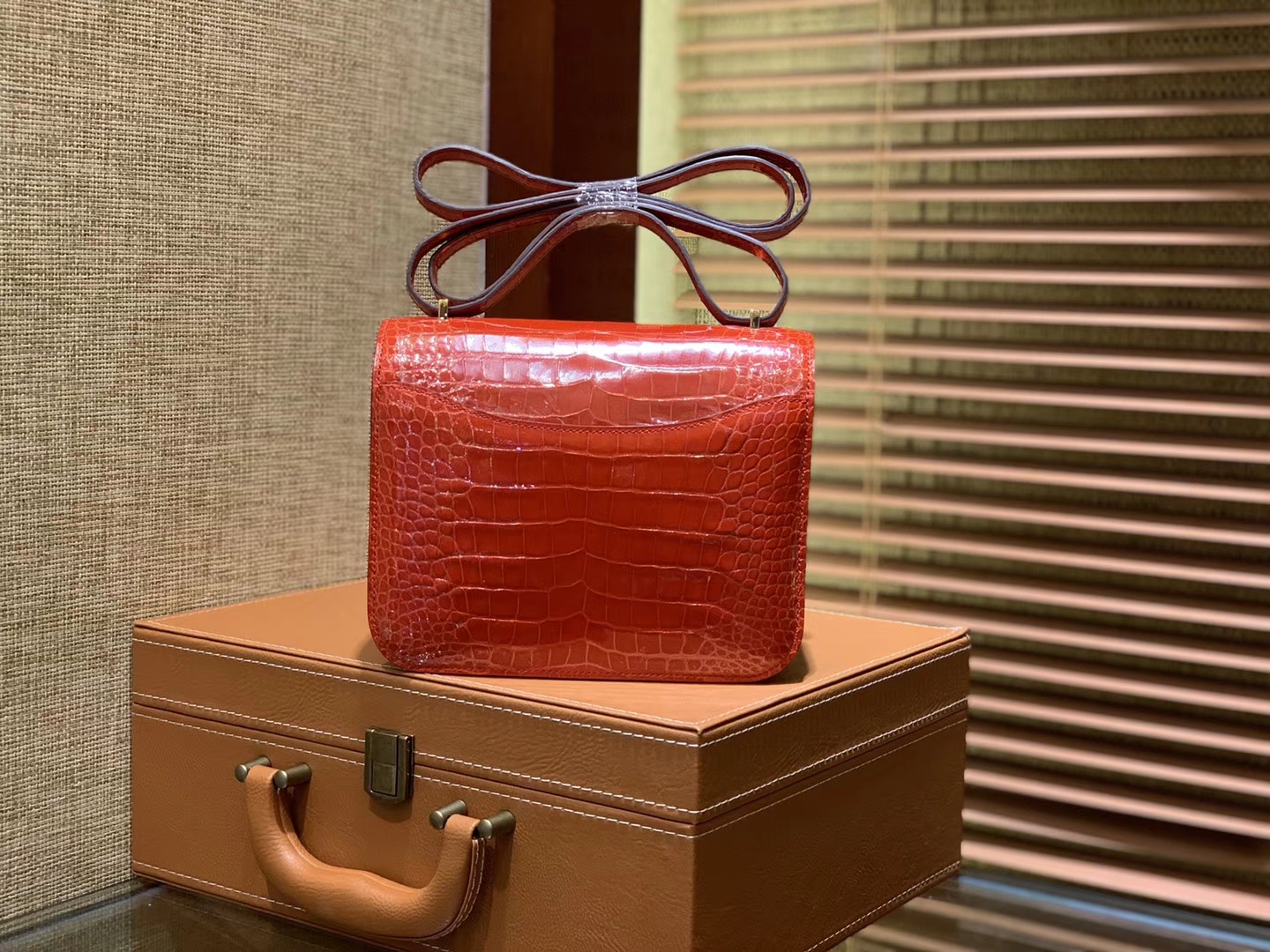Hermès（爱马仕）Constance 18cm 法拉利红 一级美洲鳄鱼皮 顶级手缝工艺 金扣