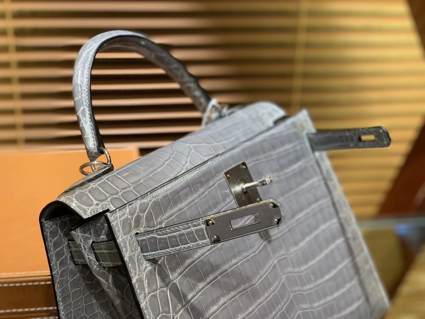 Hermès（爱马仕）Kelly 28cm 巴黎灰 一级尼罗鳄鱼皮 顶级手缝工艺 金扣