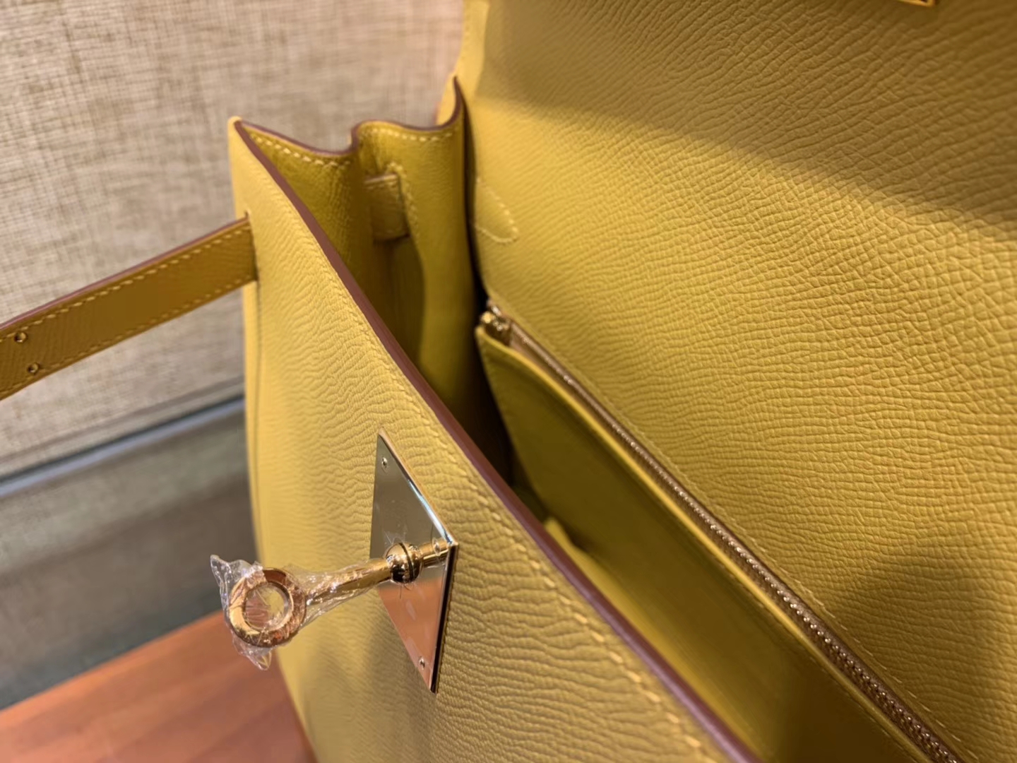 Hermès（爱马仕）Kelly凯莉包 掌纹小牛皮 琥珀黄 进口原料 原版蜜蜡线 顶级工艺 金扣 28cm