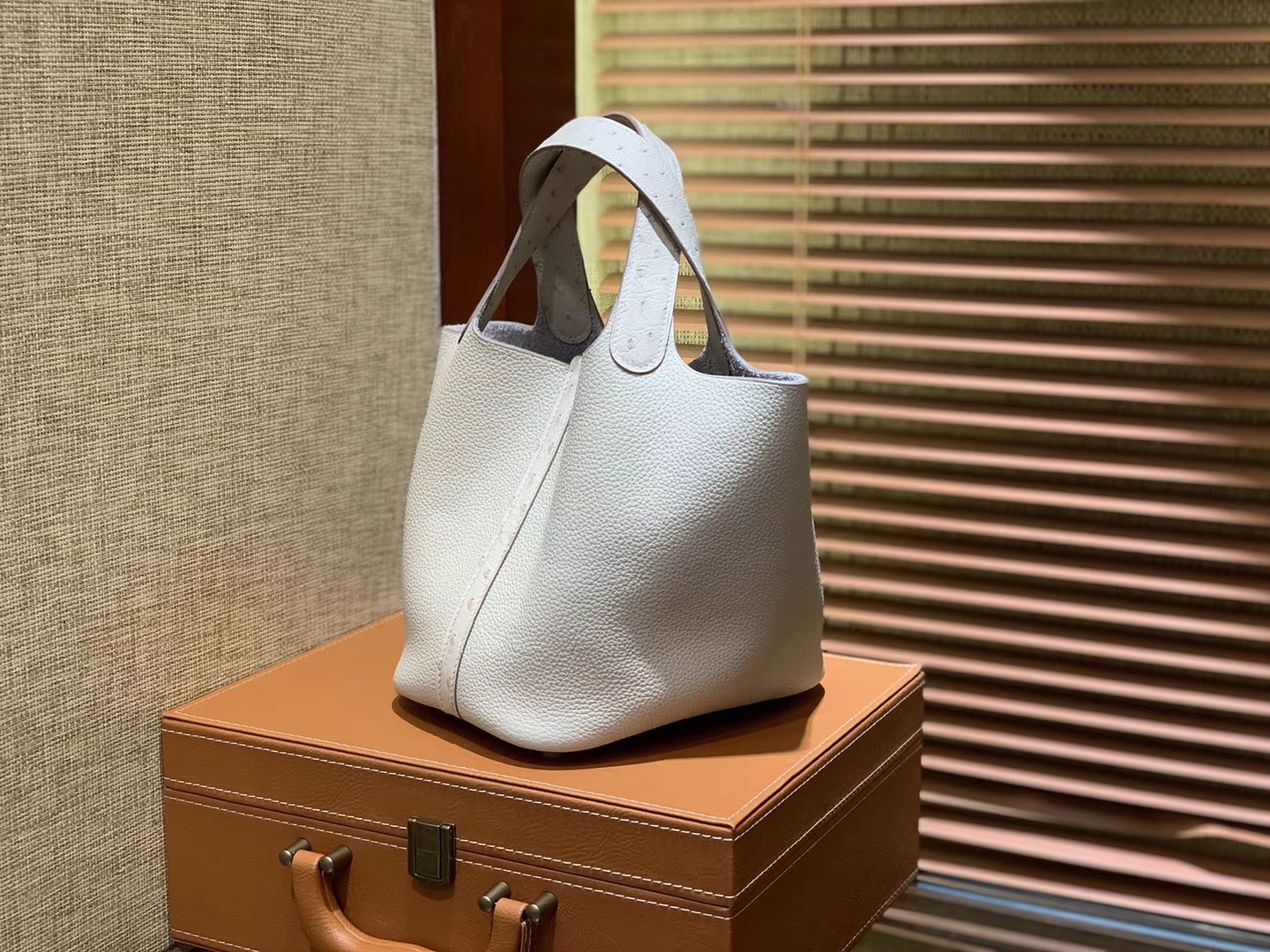 Hermès（爱马仕）Piction菜篮包 奶昔白 鸵鸟皮拼小牛皮 顶级手工缝制 银扣 18cm