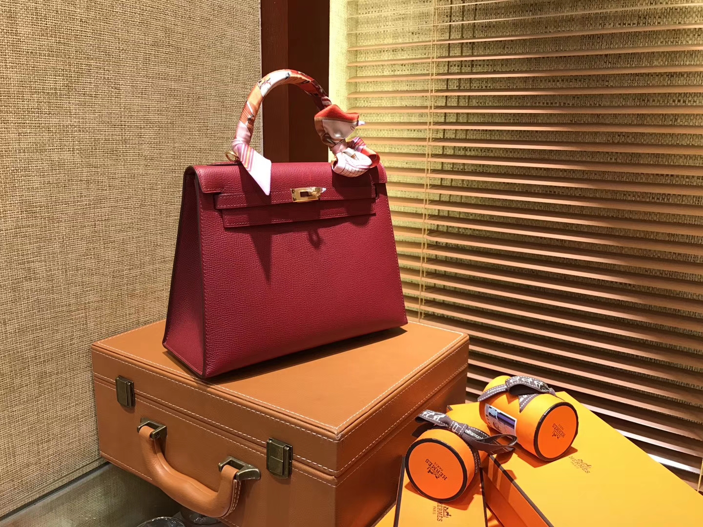 Hermès（爱马仕）Kelly凯莉包 掌纹小牛皮 石榴红 进口原料 原版蜜蜡线 顶级工艺 金扣 25cm