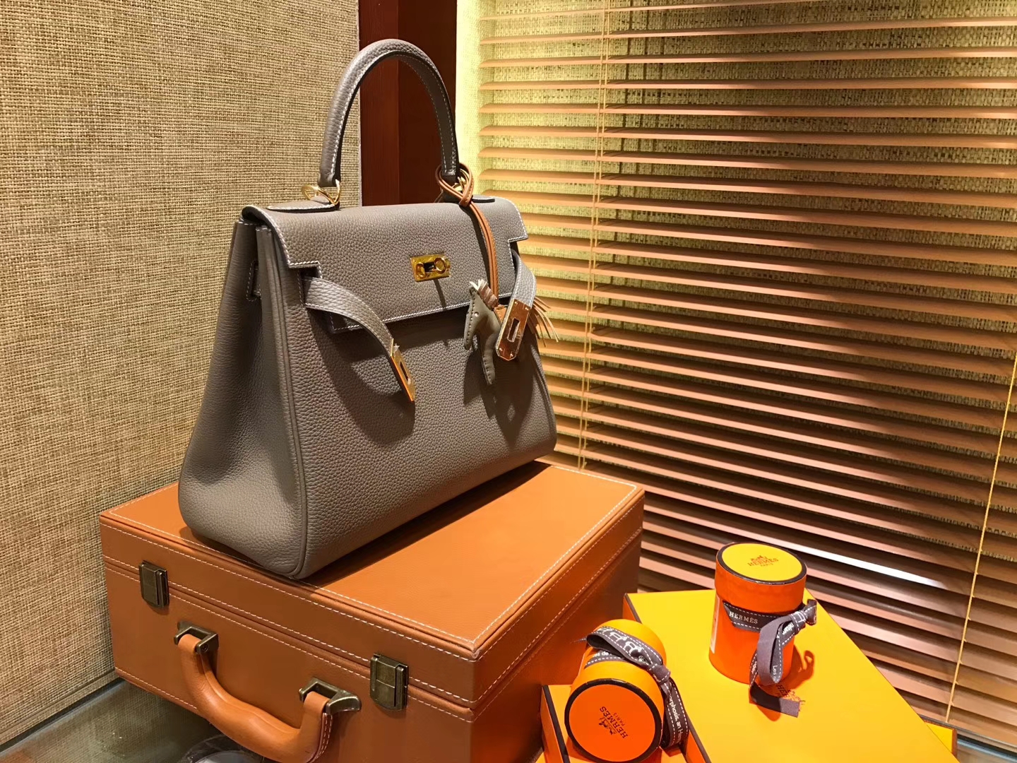 Hermès（爱马仕）Kelly凯莉包 togo小牛皮 大象灰 进口原料 原版蜜蜡线 金扣 28cm