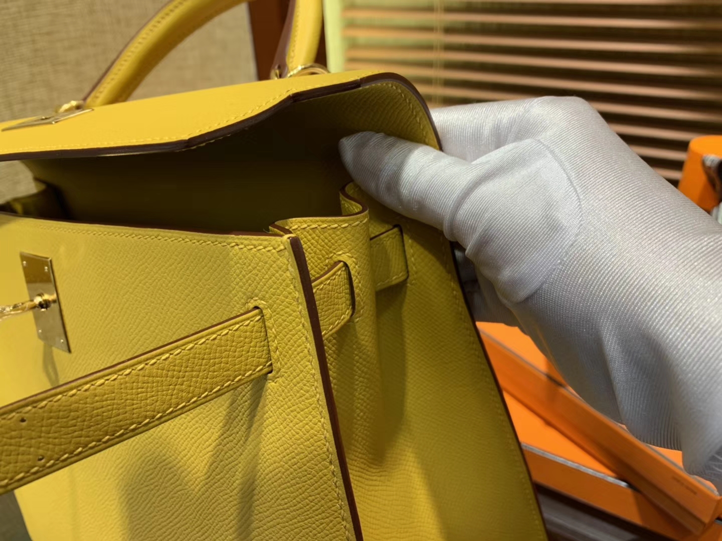 Hermès（爱马仕）Kelly凯莉包 掌纹小牛皮 琥珀黄 进口原料 原版蜜蜡线 顶级工艺 金扣 28cm