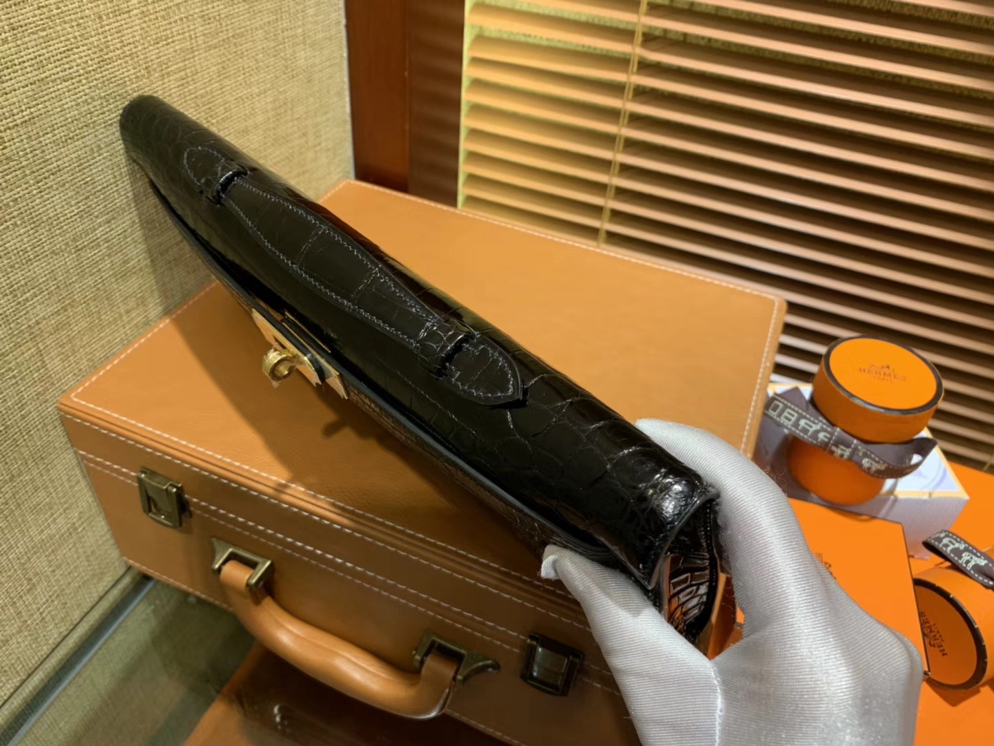 Hermès（爱马仕）Kelly cut 手包 经典黑 亮面鳄鱼 金扣 31cm