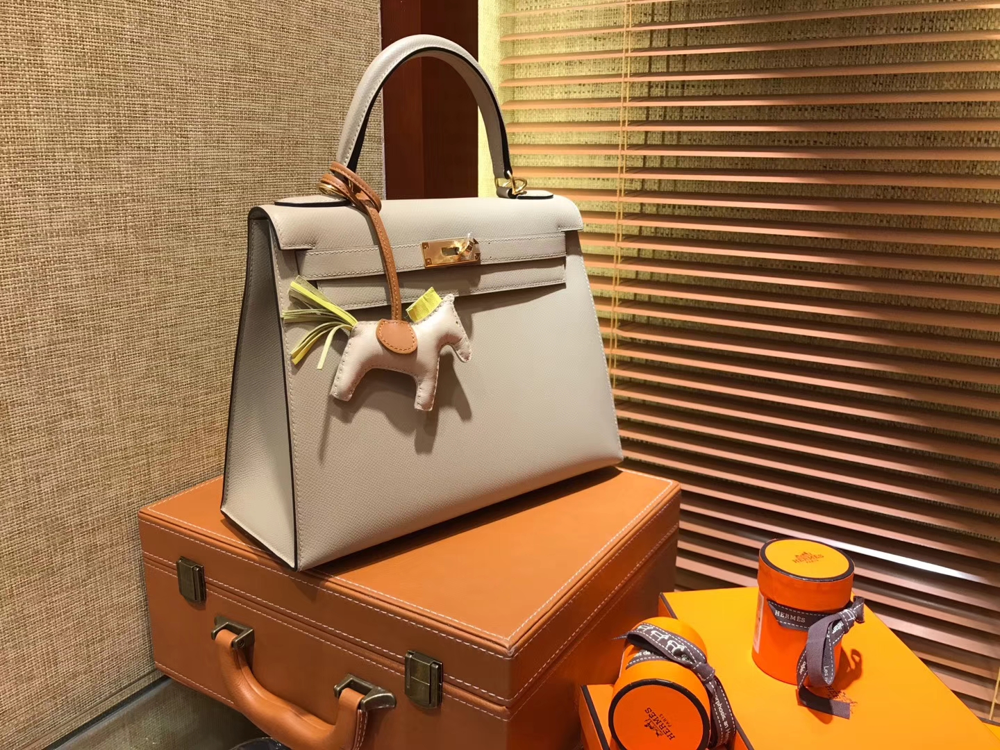 Hermès（爱马仕）Kelly凯莉包 掌纹小牛皮 斑鸠灰 进口原料 原版蜜蜡线 顶级工艺 金扣 28cm