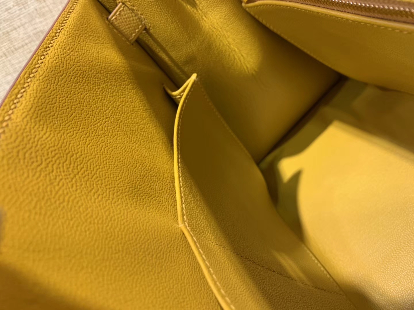 Hermès（爱马仕）Kelly凯莉包 掌纹小牛皮 琥珀黄 进口原料 原版蜜蜡线 顶级工艺 金扣 28cm