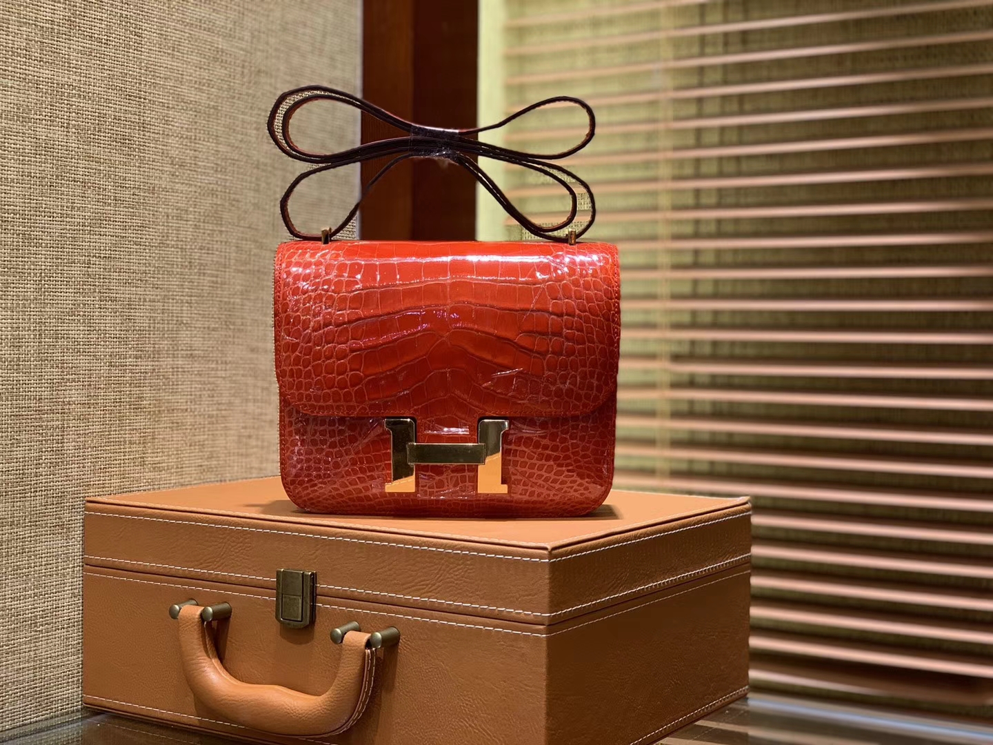 Hermès（爱马仕）Constance 18cm 法拉利红 一级美洲鳄鱼皮 顶级手缝工艺 金扣
