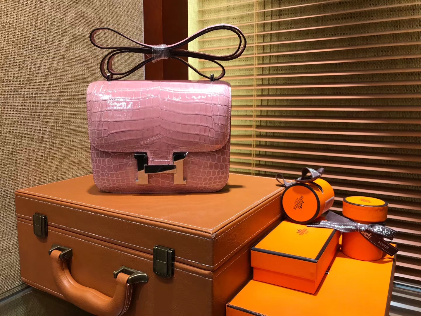Hermès（爱马仕）Constance空姐包 陶瓷粉 一级 尼罗 鳄鱼皮 臻品级别 银扣 18cm