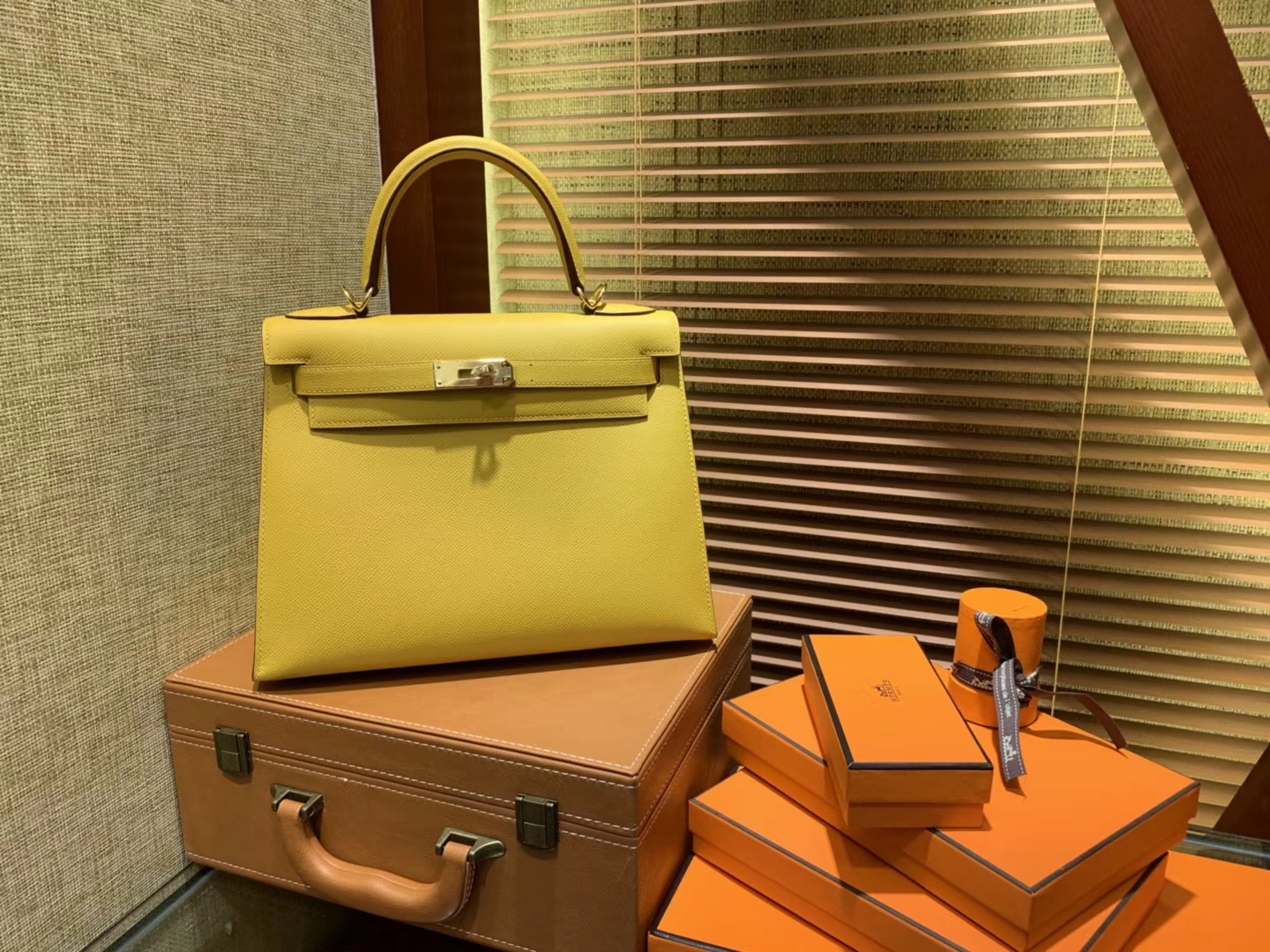 Hermès（爱马仕）Kelly凯莉包 掌纹小牛皮 琥珀黄 进口原料 原版蜜蜡线 顶级工艺 金扣 28cm