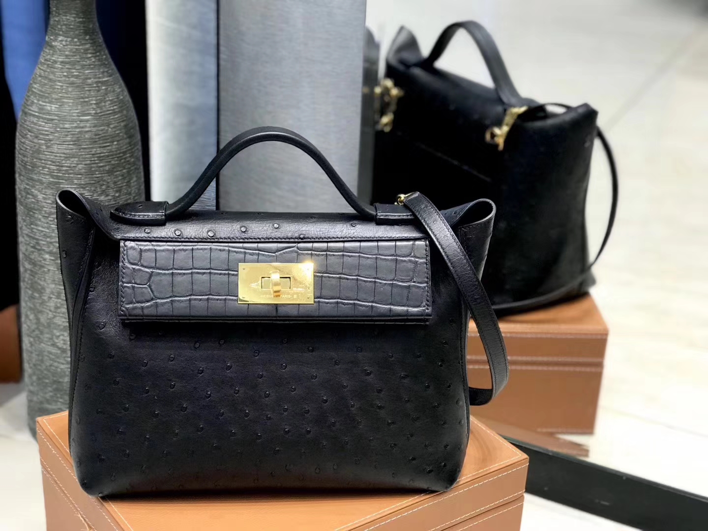Hermès（爱马仕）2424 凯莉铂金包 经典黑 鸵鸟纹拼鳄鱼皮 金扣 现货