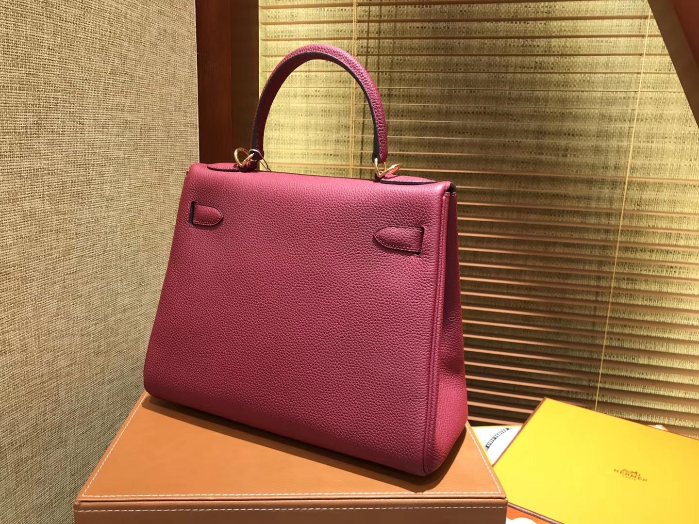 Hermès（爱马仕）Kelly凯莉包 togo小牛皮 石榴红 进口原料 原版蜜蜡线 金扣 28cm