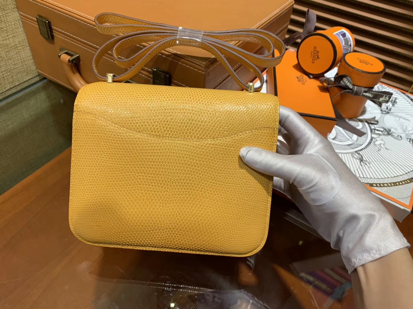 Hermès（爱马仕）Constance 18cm 琥珀黄 蜥蜴皮 顶级手缝工艺 金扣