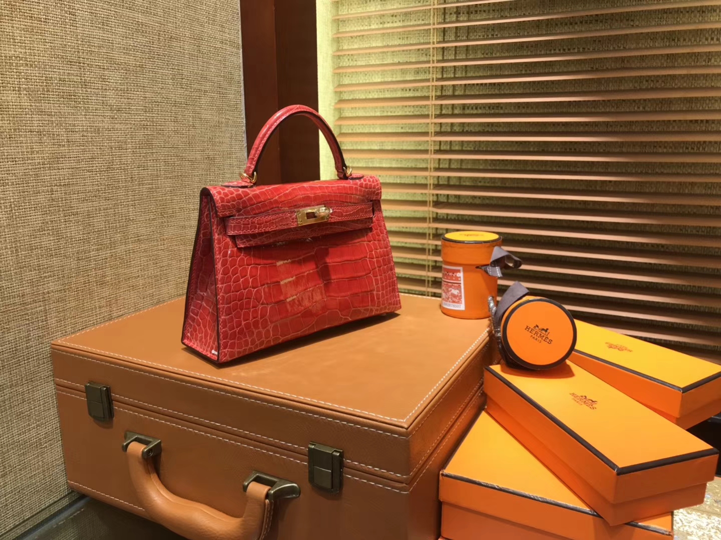 Hermès（爱马仕）MiniKelly 迷你凯莉 法拉利红 一级美洲鳄鱼皮 顶级手缝蜡线 金扣 19cm 2代