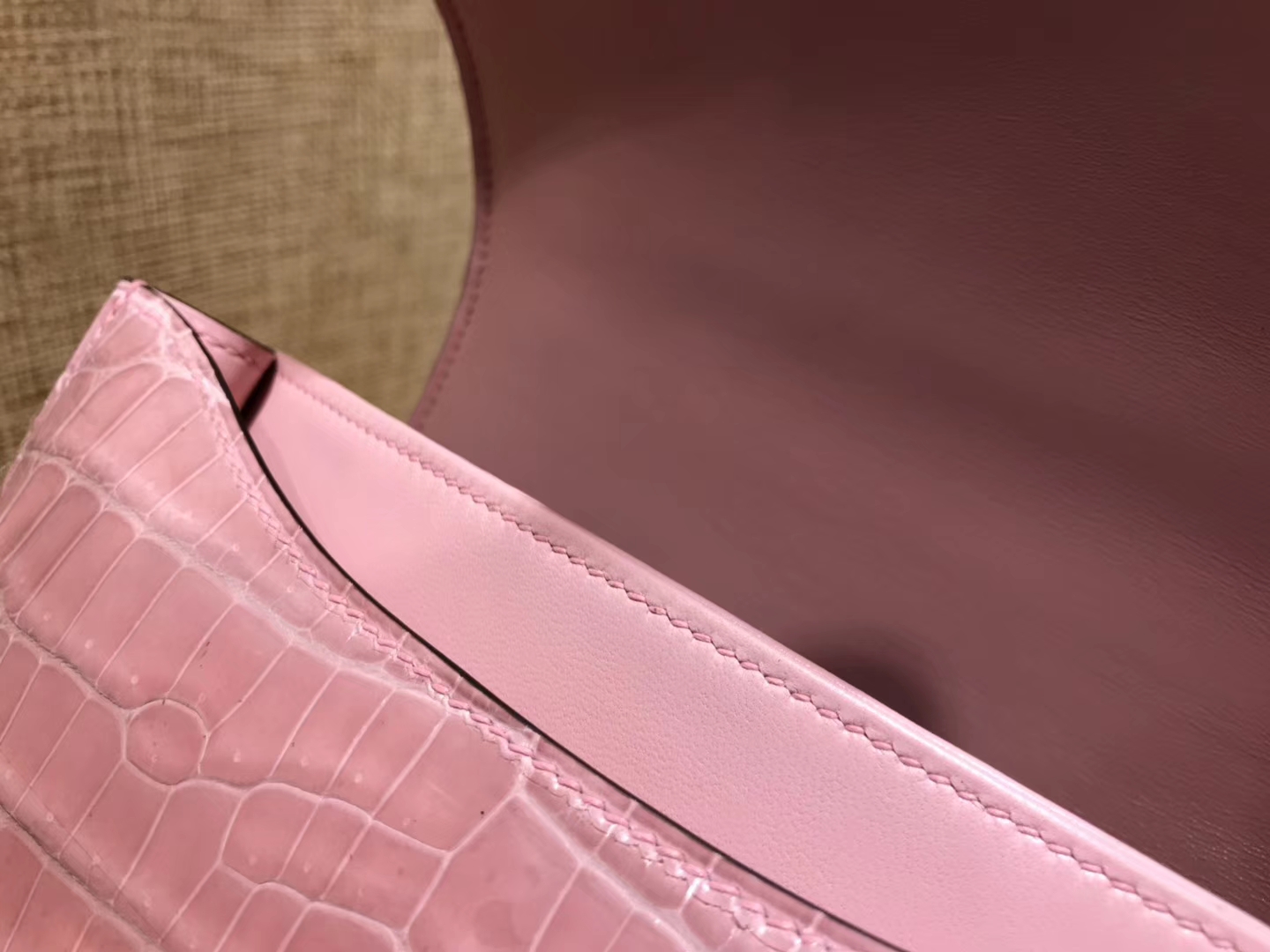 Hermès（爱马仕）Constance空姐包 陶瓷粉 一级 尼罗 鳄鱼皮 臻品级别 银扣 18cm