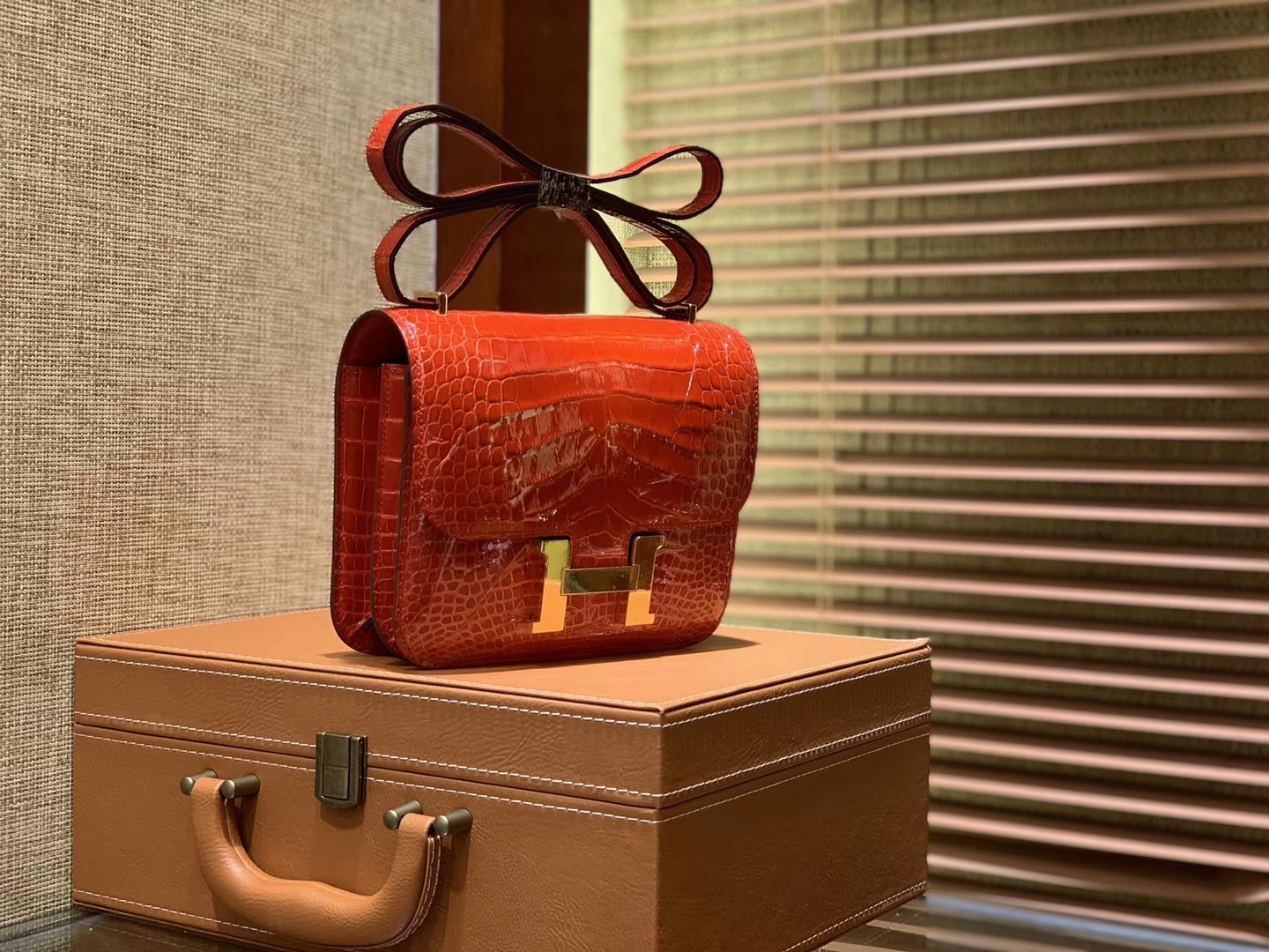 Hermès（爱马仕）Constance 18cm 法拉利红 一级美洲鳄鱼皮 顶级手缝工艺 金扣