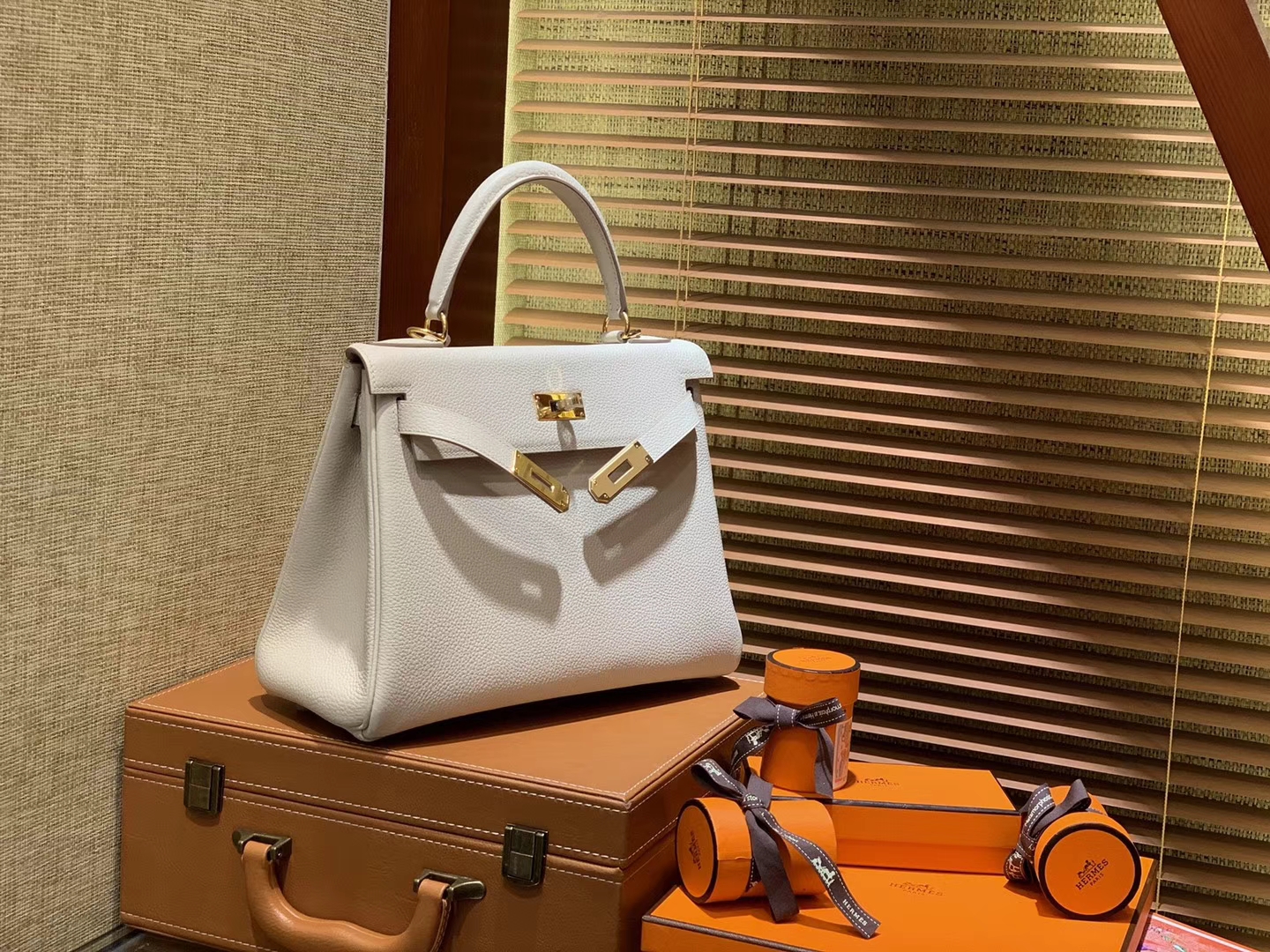 Hermès（爱马仕）Kelly凯莉包 togo小牛皮 奶昔白 进口原料 原版蜜蜡线 金扣 28cm