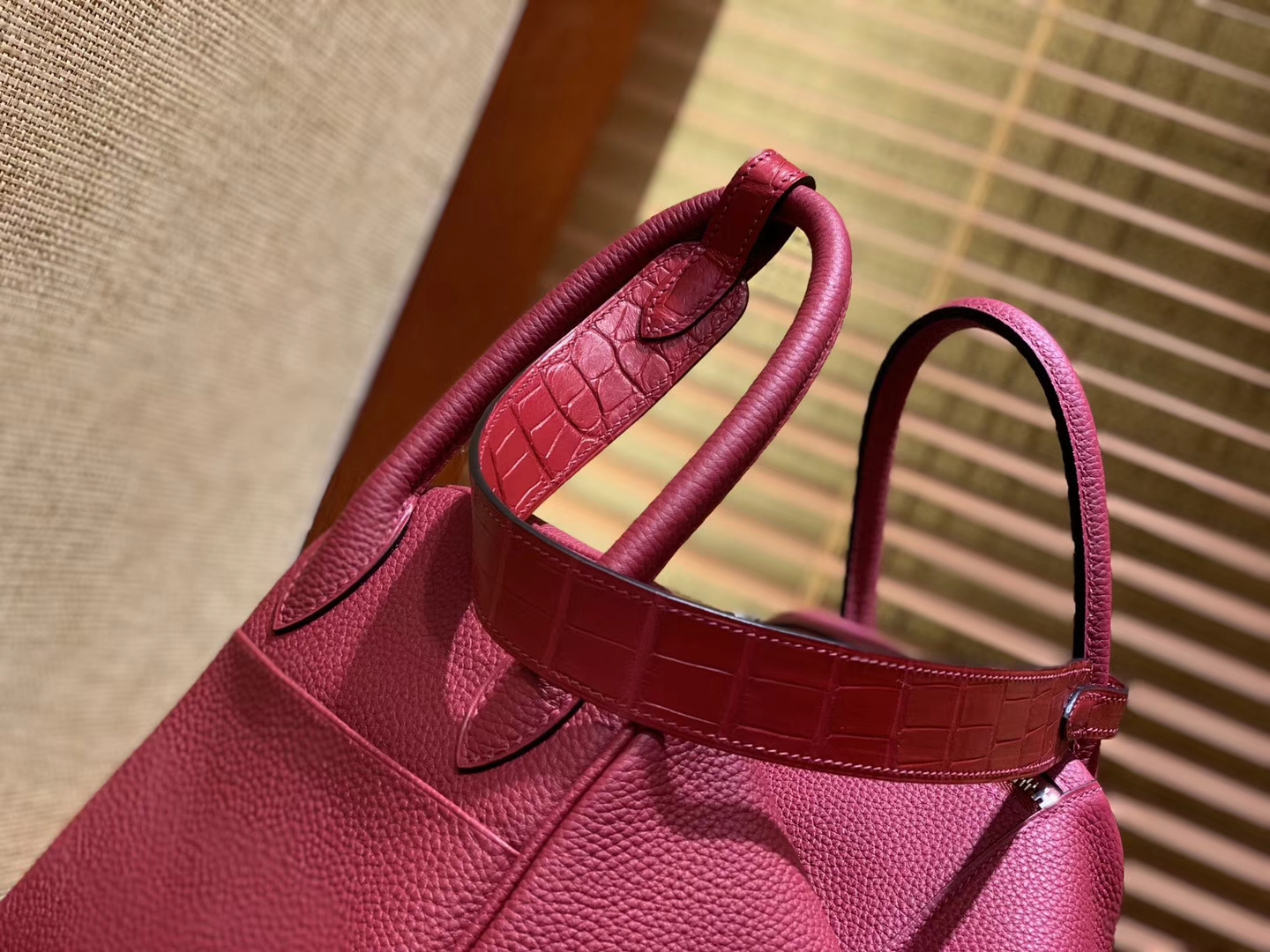 Hermès（爱马仕）Lindy琳迪包 石榴红 小牛皮拼鳄鱼皮 进口原料 全手工缝制 银扣 26cm