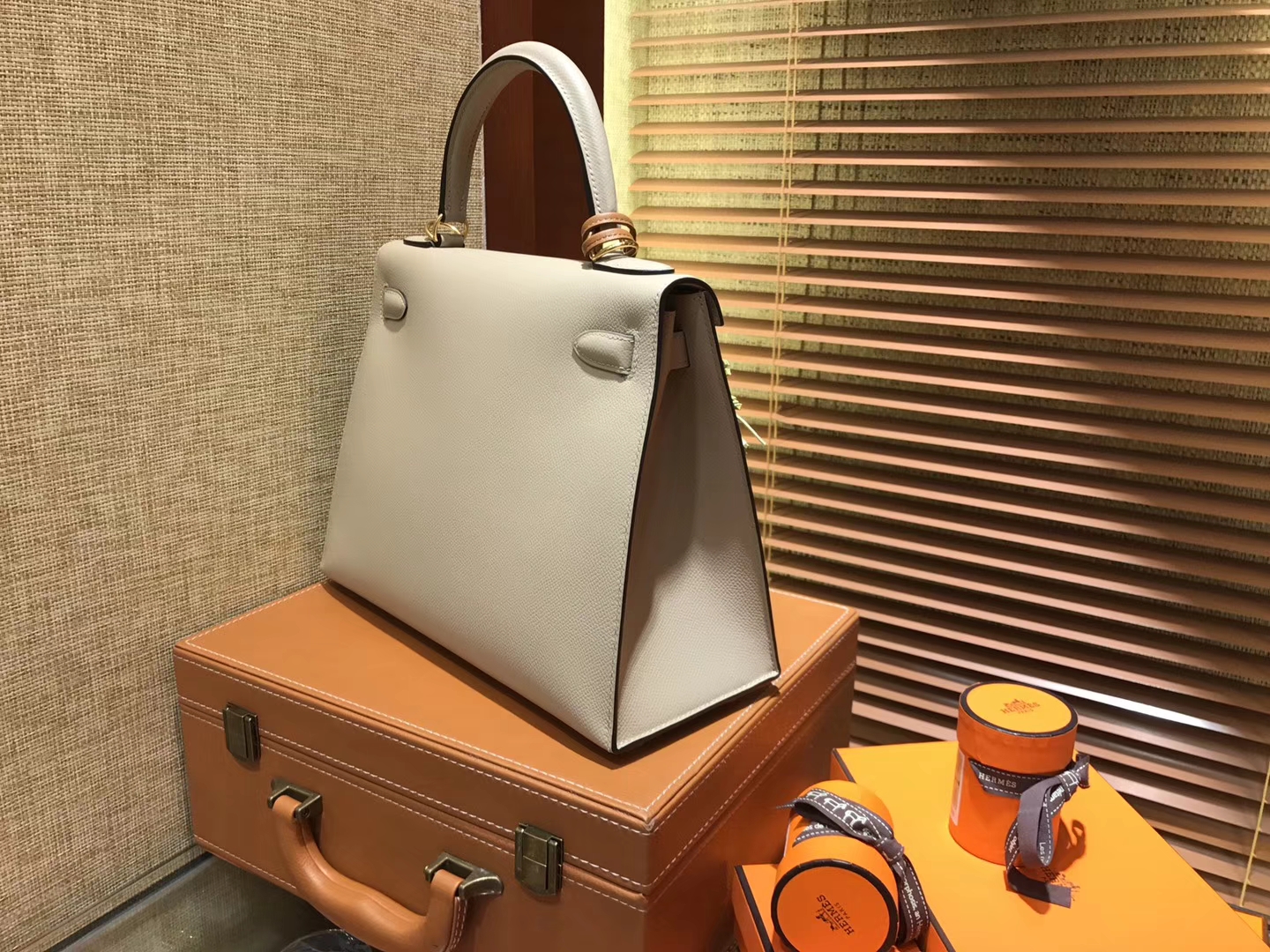 Hermès（爱马仕）Kelly凯莉包 掌纹小牛皮 斑鸠灰 进口原料 原版蜜蜡线 顶级工艺 金扣 28cm