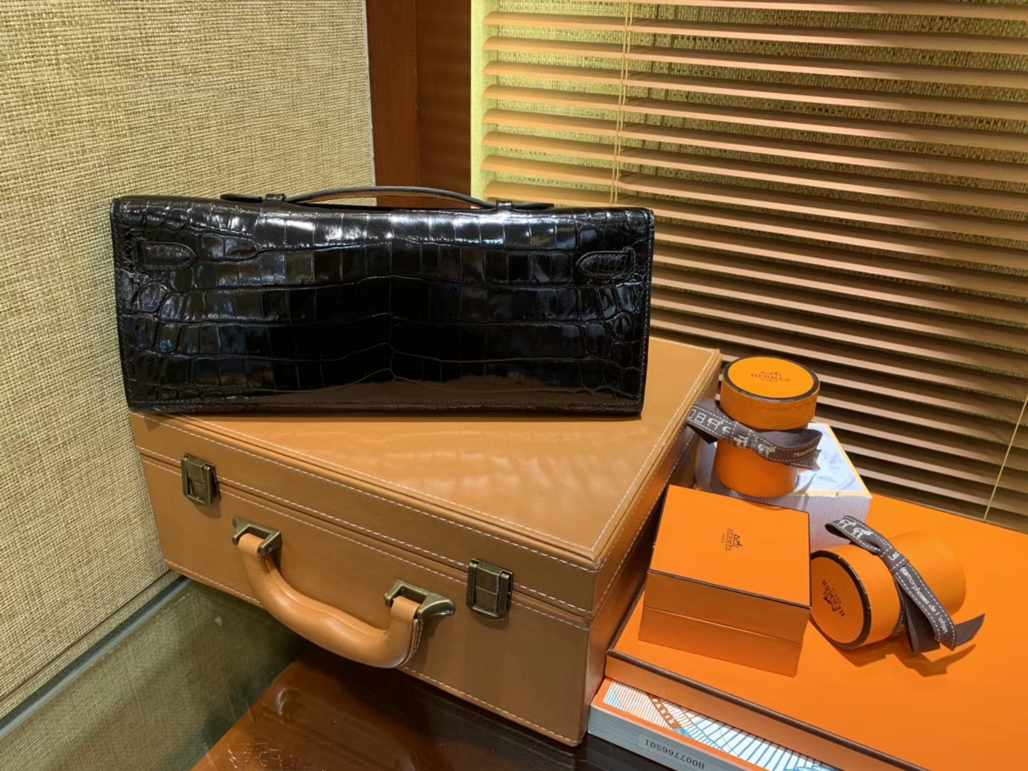 Hermès（爱马仕）Kelly cut 手包 经典黑 亮面鳄鱼 金扣 31cm