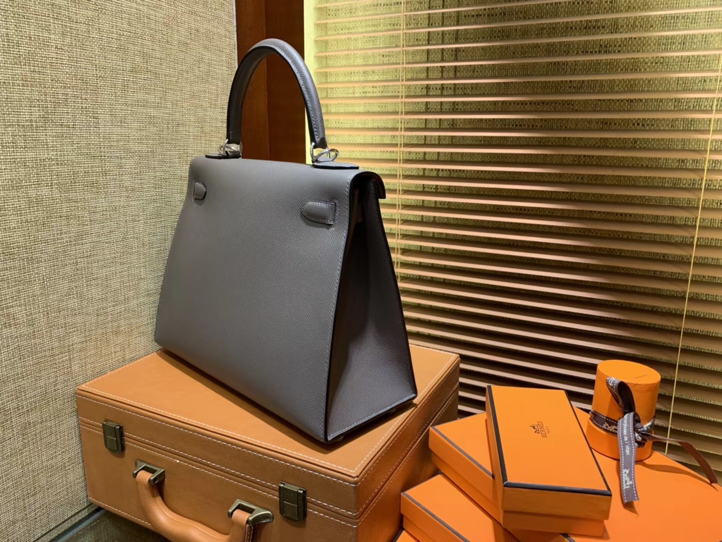 Hermès（爱马仕）Kelly凯莉包 掌纹小牛皮 锡器灰 进口原料 原版蜜蜡线 顶级工艺 银扣 28cm
