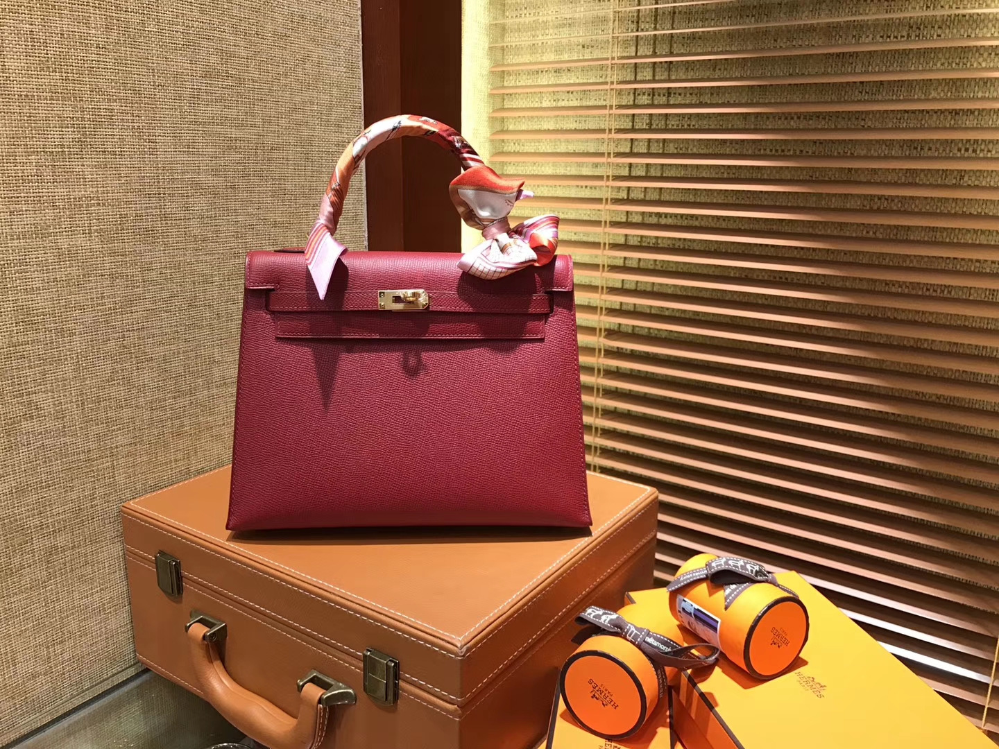 Hermès（爱马仕）Kelly凯莉包 掌纹小牛皮 石榴红 进口原料 原版蜜蜡线 顶级工艺 金扣 25cm