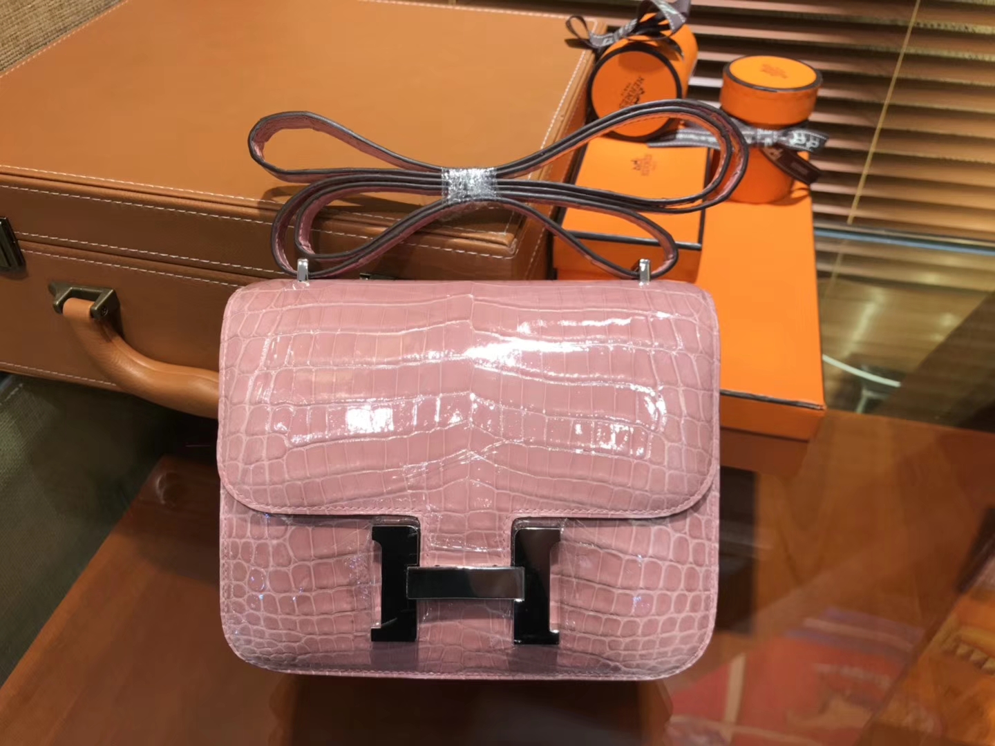 Hermès（爱马仕）Constance空姐包 陶瓷粉 一级 尼罗 鳄鱼皮 臻品级别 银扣 18cm