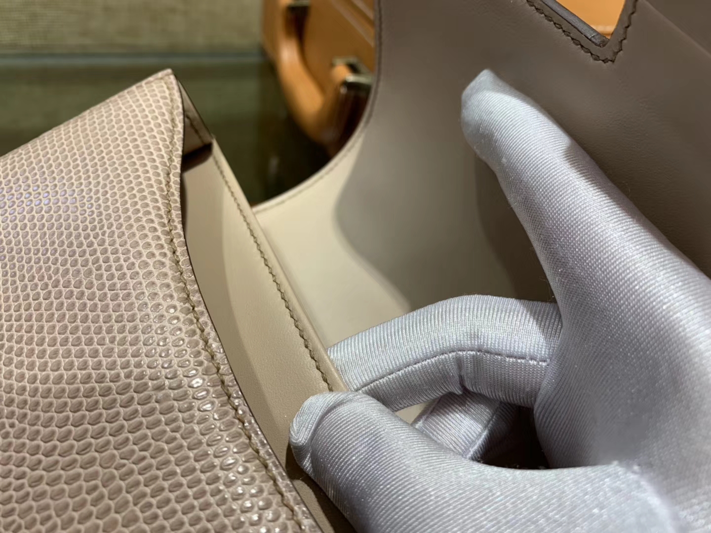 Hermès（爱马仕）Constance空姐包 裸色 蜥蜴皮 顶级全手工缝制 金扣 18cm