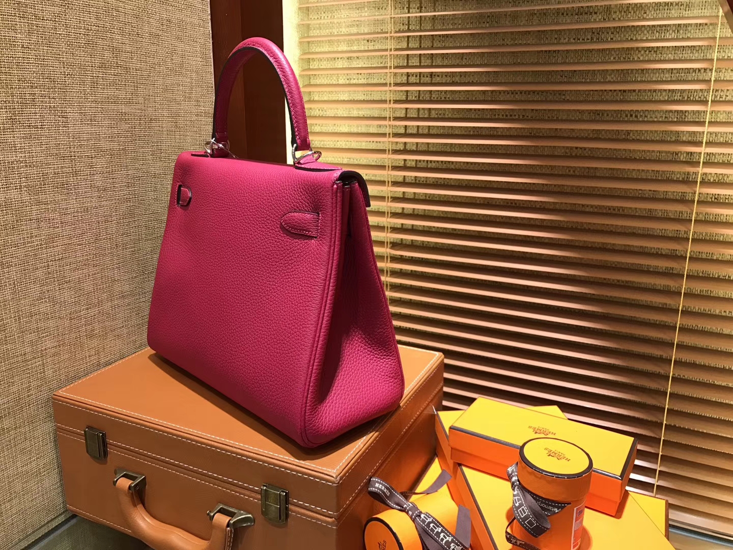 Hermès（爱马仕）Kelly凯莉包 togo小牛皮 枚紫色 进口原料 原版蜜蜡线 银扣 28cm