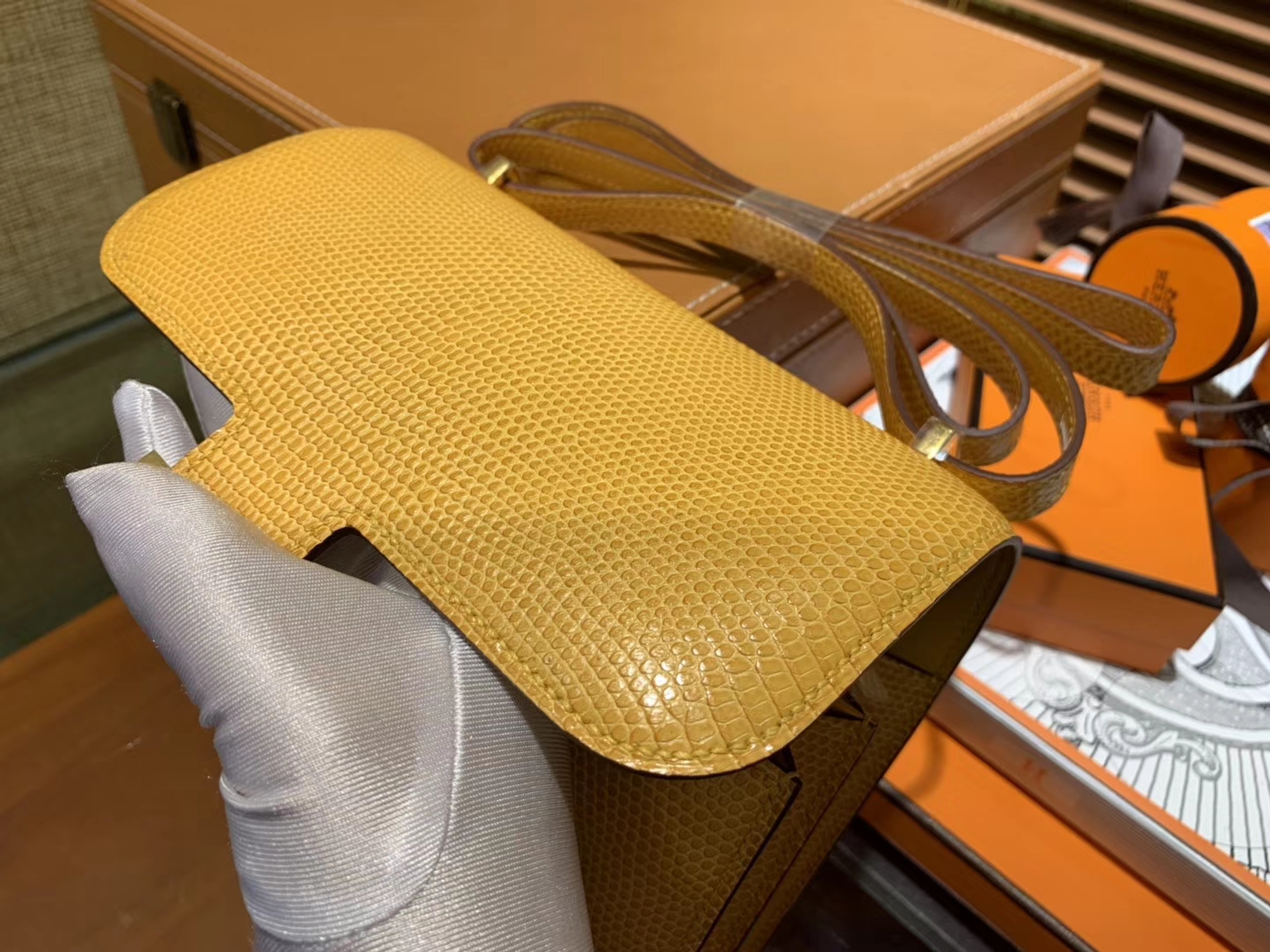 Hermès（爱马仕）Constance 18cm 琥珀黄 蜥蜴皮 顶级手缝工艺 金扣
