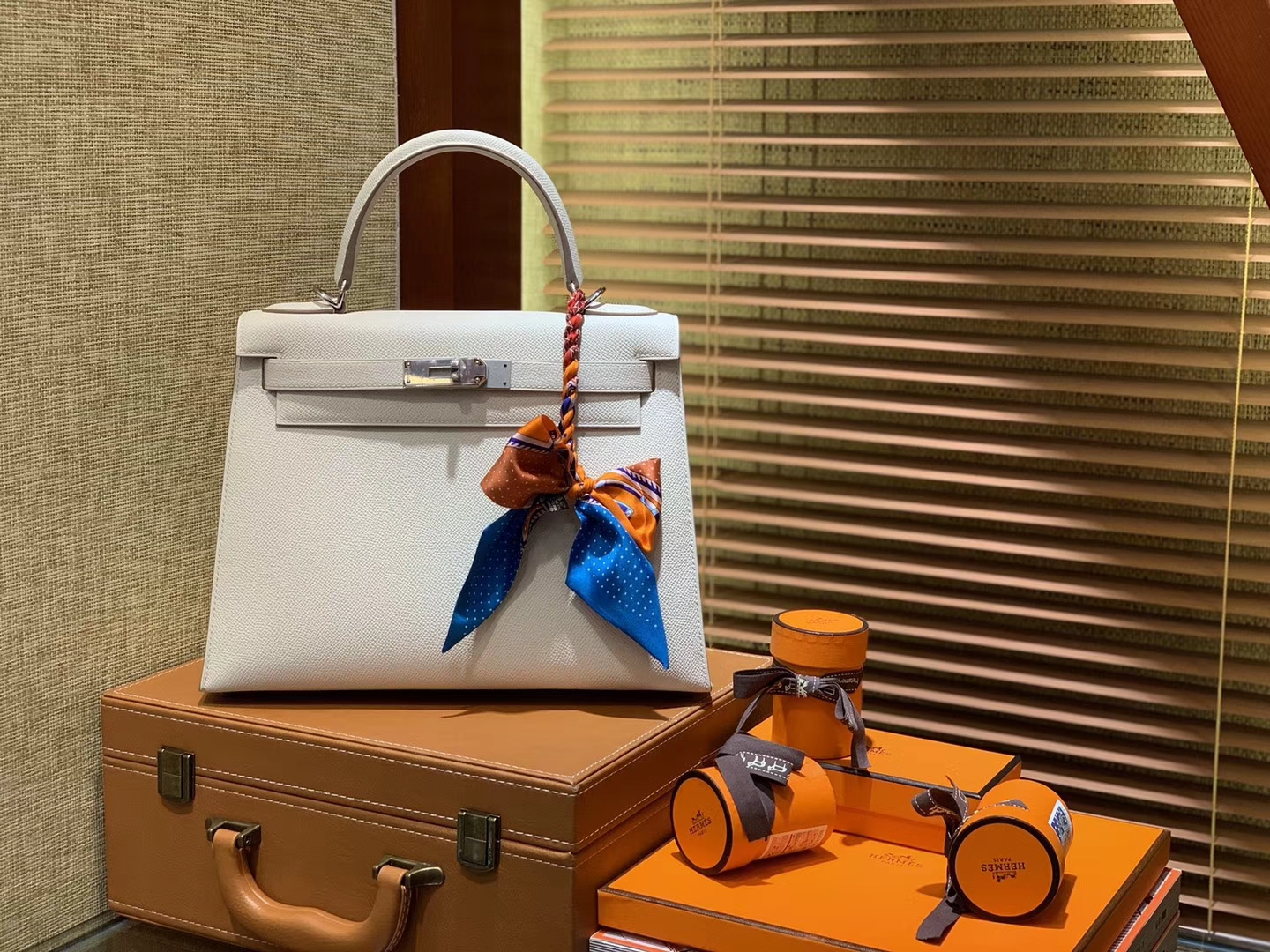 Hermès（爱马仕）Kelly凯莉包 掌纹小牛皮 奶昔白 进口原料 原版蜜蜡线 顶级工艺 银扣 28cm