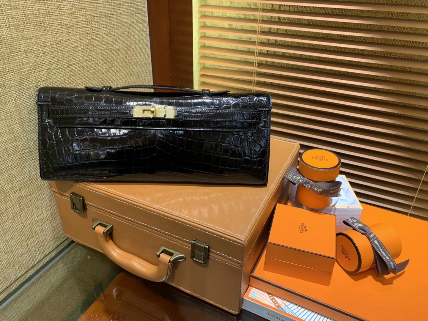 Hermès（爱马仕）Kelly cut 手包 经典黑 亮面鳄鱼 金扣 31cm