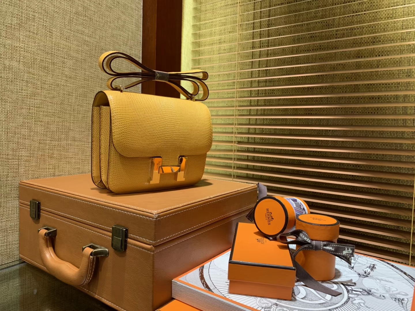 Hermès（爱马仕）Constance 18cm 琥珀黄 蜥蜴皮 顶级手缝工艺 金扣