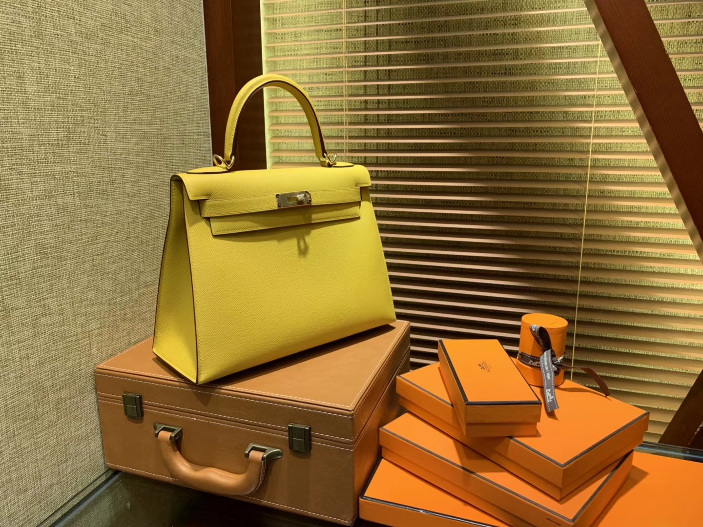 Hermès（爱马仕）Kelly凯莉包 掌纹小牛皮 琥珀黄 进口原料 原版蜜蜡线 顶级工艺 金扣 28cm