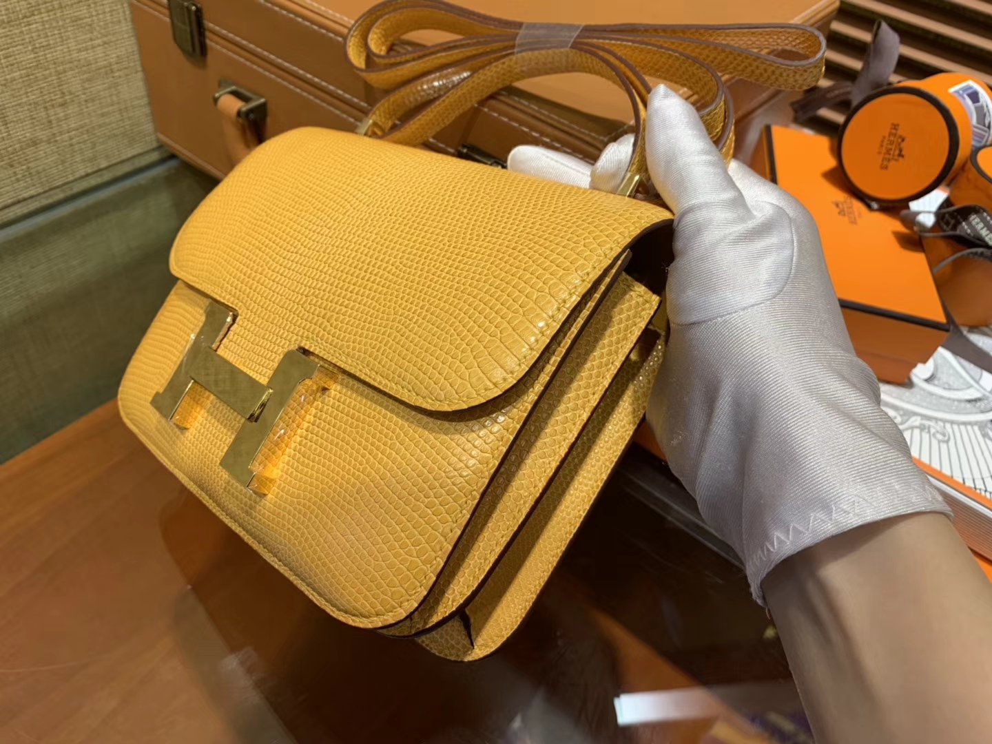 Hermès（爱马仕）Constance 18cm 琥珀黄 蜥蜴皮 顶级手缝工艺 金扣