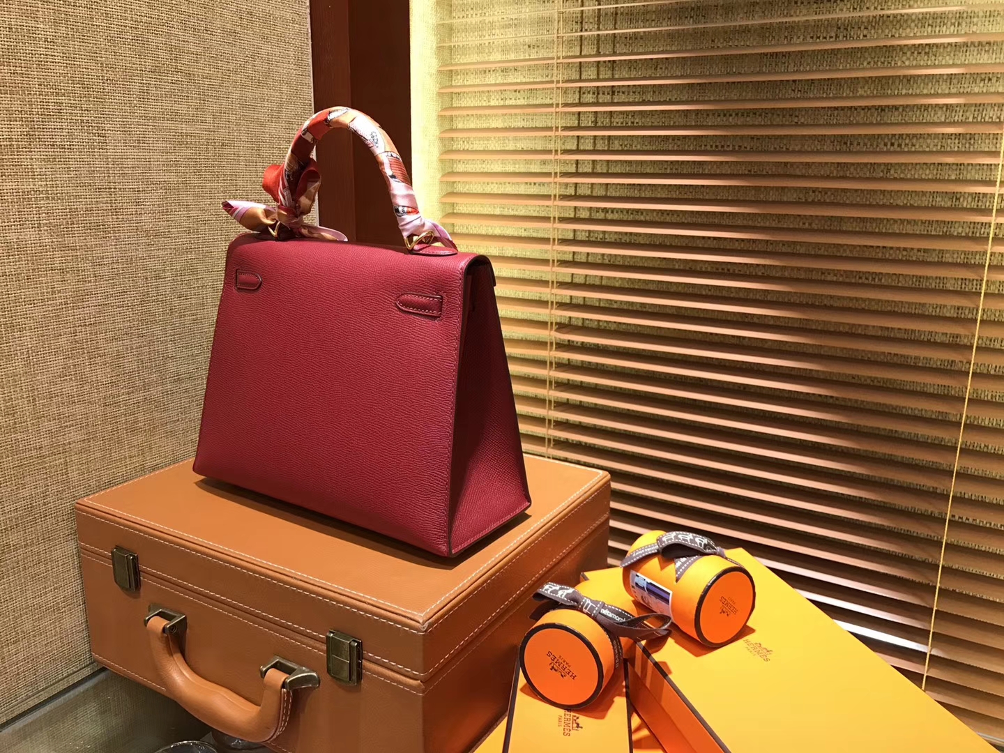 Hermès（爱马仕）Kelly凯莉包 掌纹小牛皮 石榴红 进口原料 原版蜜蜡线 顶级工艺 金扣 25cm