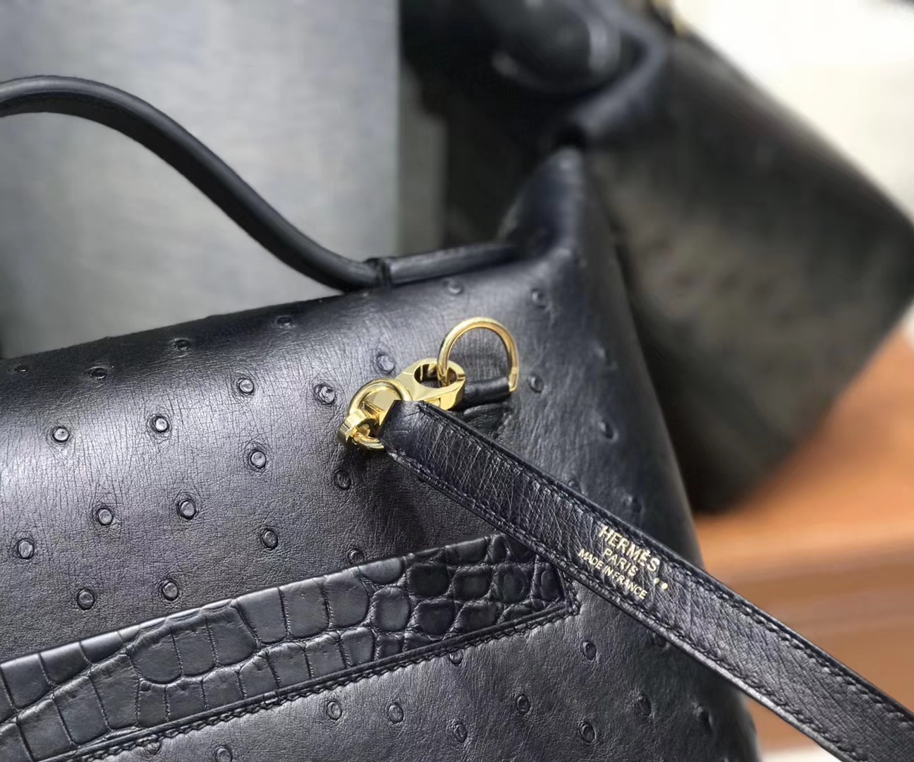 Hermès（爱马仕）2424 凯莉铂金包 经典黑 鸵鸟纹拼鳄鱼皮 金扣 现货
