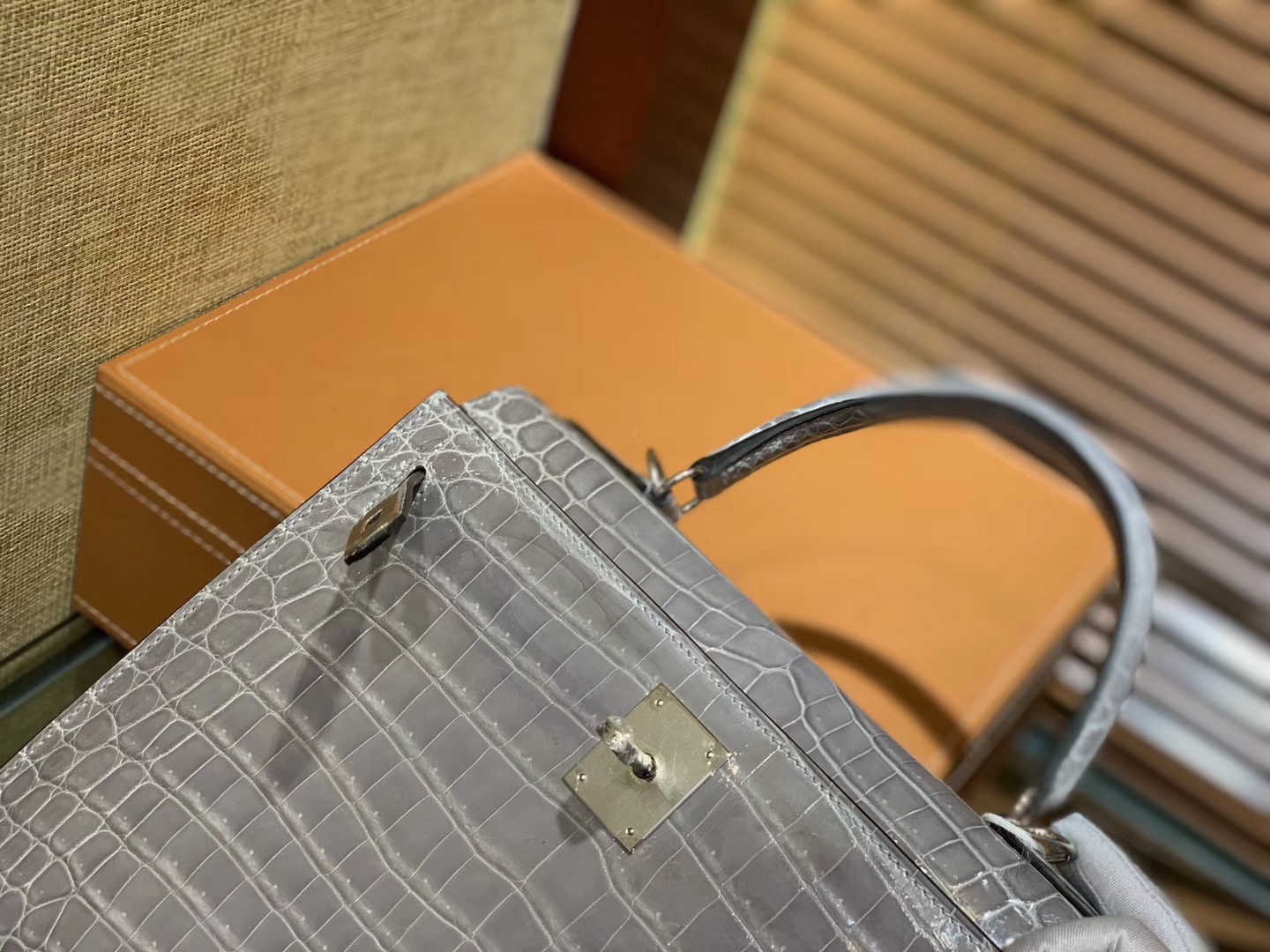 Hermès（爱马仕）Kelly 28cm 巴黎灰 一级尼罗鳄鱼皮 顶级手缝工艺 金扣