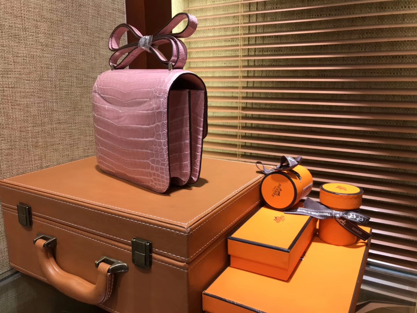 Hermès（爱马仕）Constance空姐包 陶瓷粉 一级 尼罗 鳄鱼皮 臻品级别 银扣 18cm
