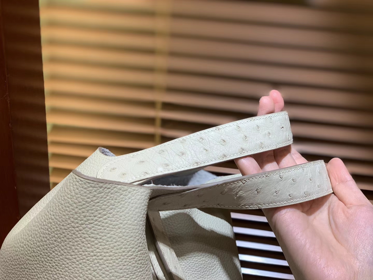 Hermès（爱马仕）Piction菜篮包 奶昔白 鸵鸟皮拼小牛皮 顶级手工缝制 银扣 18cm