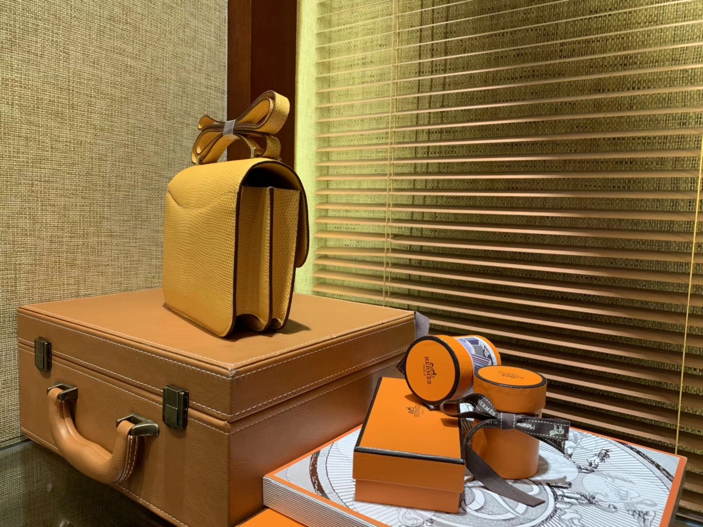 Hermès（爱马仕）Constance 18cm 琥珀黄 蜥蜴皮 顶级手缝工艺 金扣
