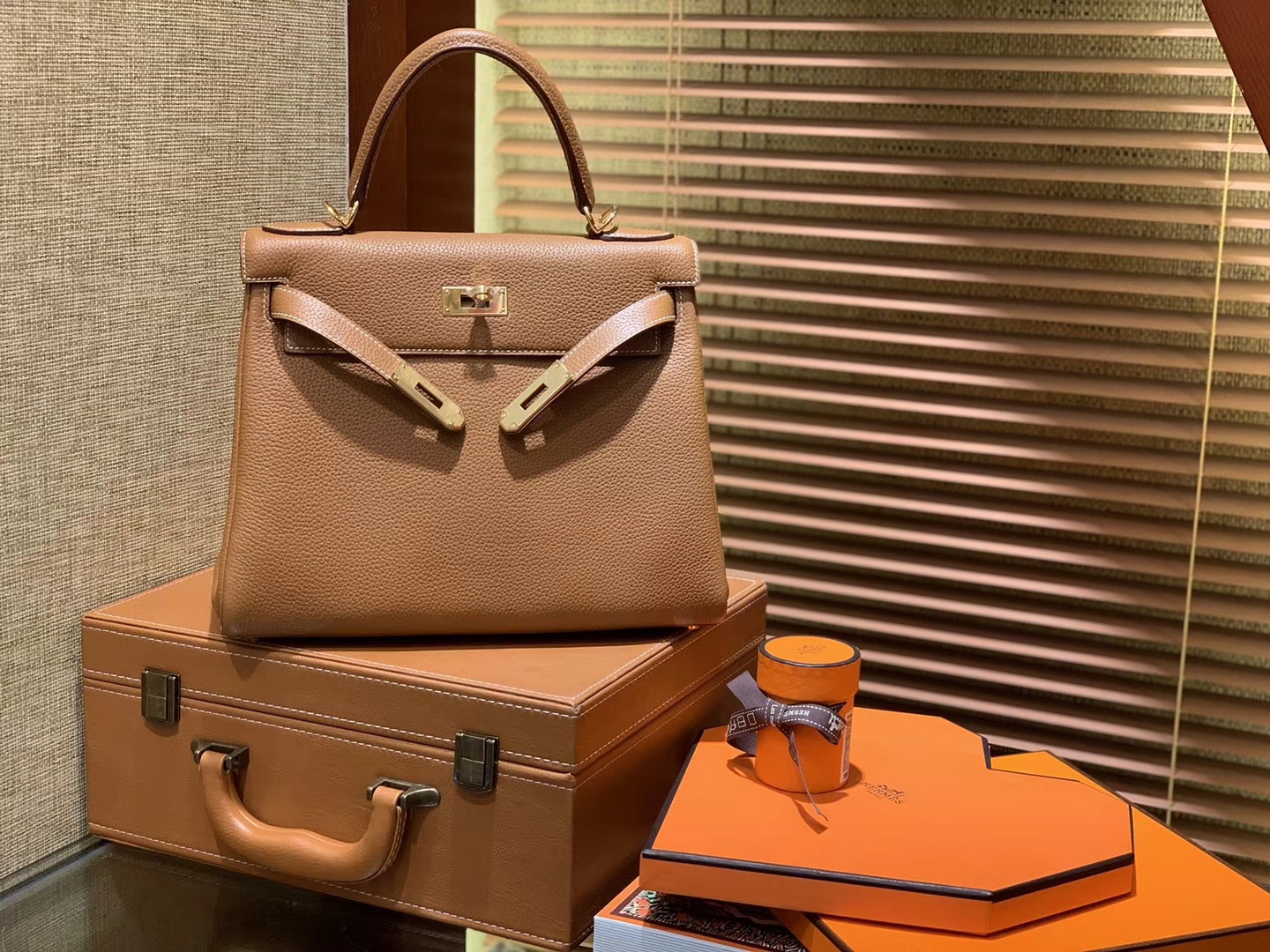 Hermès（爱马仕）Kelly凯莉包 togo小牛皮 太妃金 进口原料 原版蜜蜡线 金扣 28cm