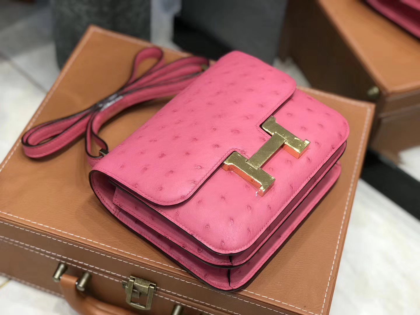 Hermès（爱马仕）Constance空姐包 樱花粉 南非进口鸵鸟皮 全手工缝制 18cm