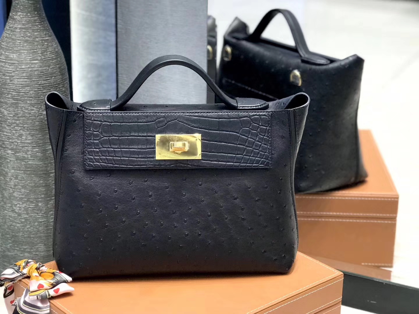 Hermès（爱马仕）2424 凯莉铂金包 经典黑 鸵鸟纹拼鳄鱼皮 金扣 现货